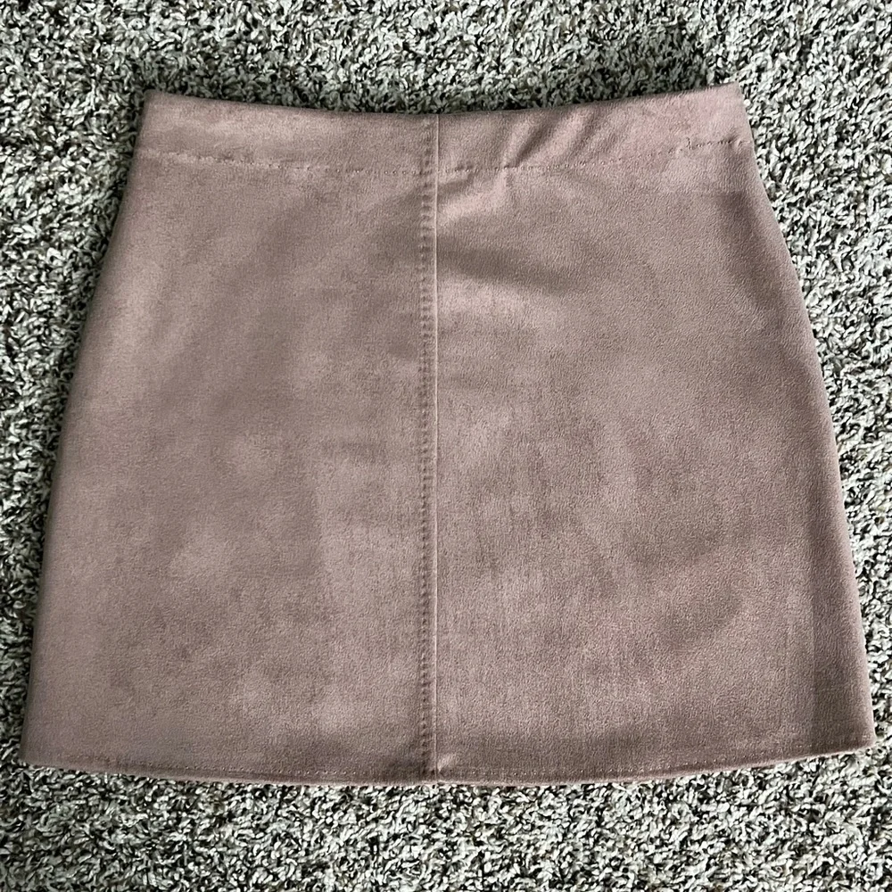 🤍 Woman’s Max Studio Mauve Faux Suede Wrap Miniskirt - Picture 3 of 9